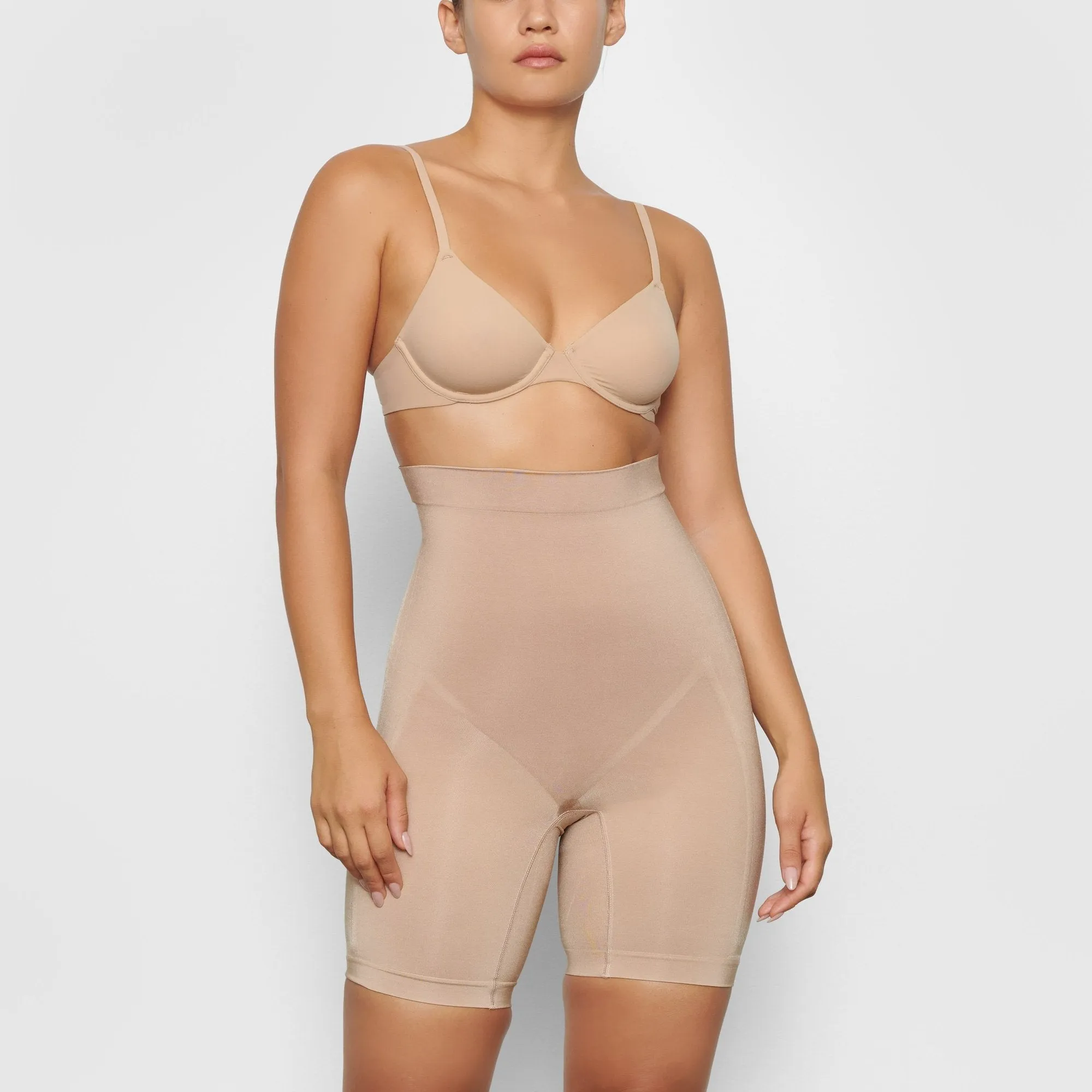 HIGH WAISTED BONDED SHORT W. OPEN GUESST | CLAY