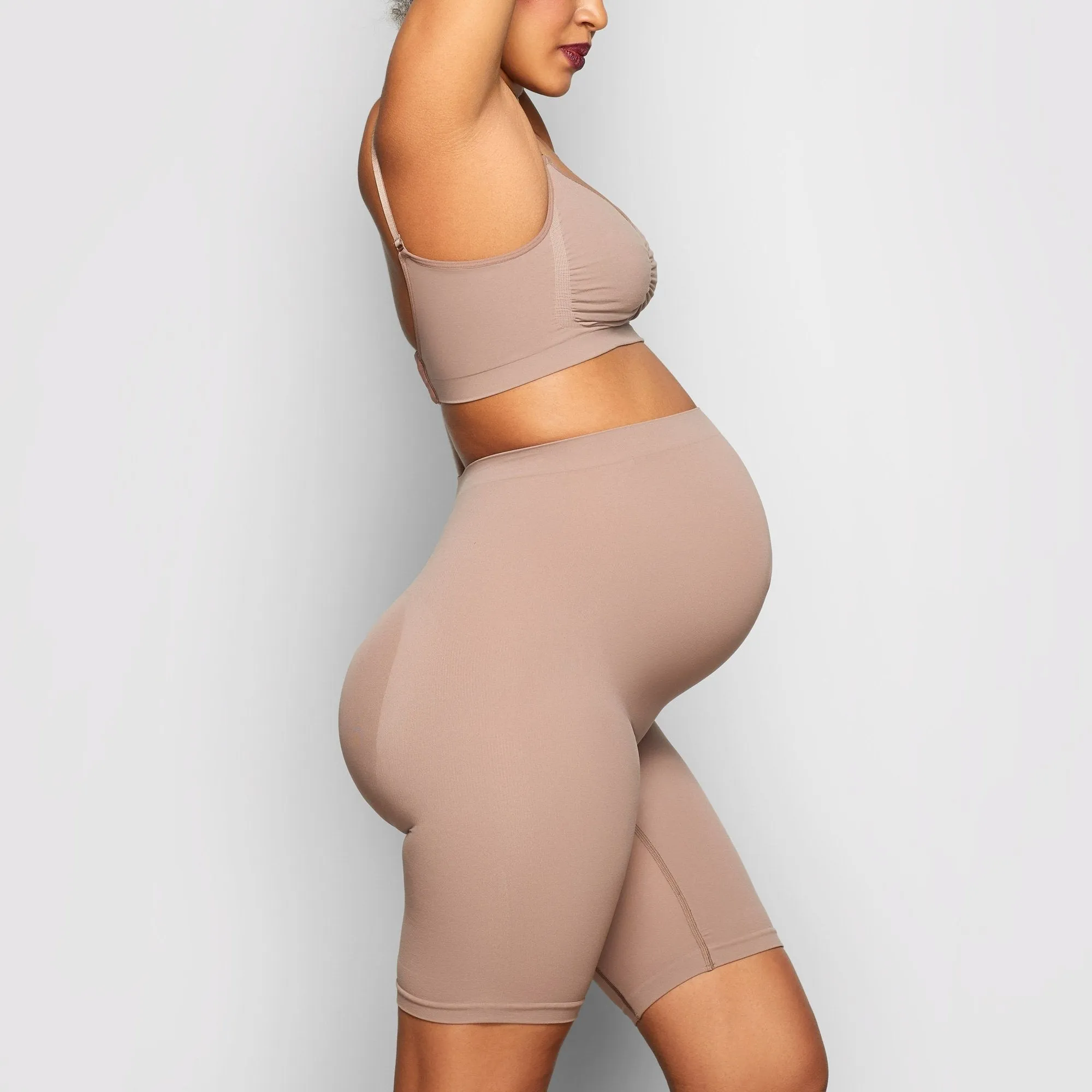 MATERNITY SCULPTING SHORT MID THIGH | UMBER